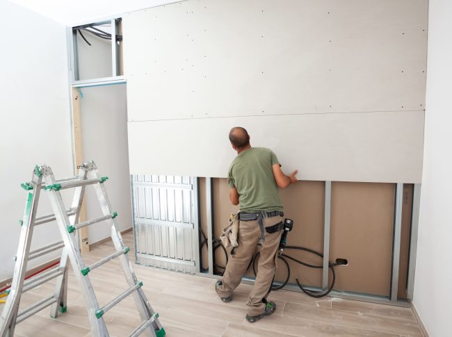 Worker_Building_A_Plasterboard_Wall_original_932381 (1) (1)